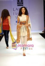 Model walks the ramp for Rehane Show at Lakme Winter fashion week day 4 on 20th Sept 2010 (43).JPG